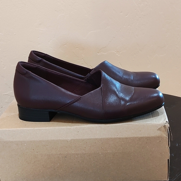 Clark's slip-on burgundy flats - Picture 5 of 6